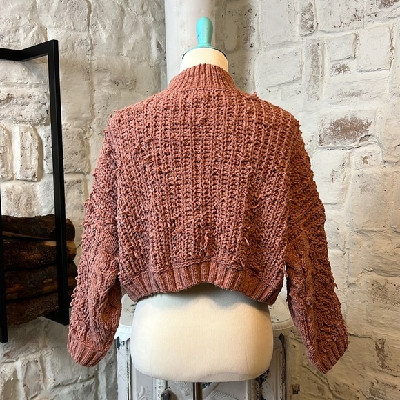 POL | Chenille Chunk Knit Cropped Sweater - Picture 4 of 6